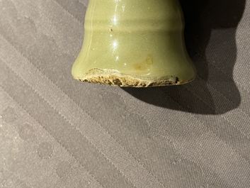 Een Chinese monochrome celadon stem cup, Ming